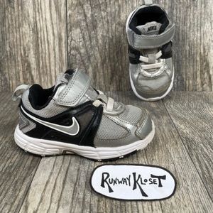 NIKE Dart 9 Silver/ Black/ White In Size 6C (Infant/Toddler) Shoes